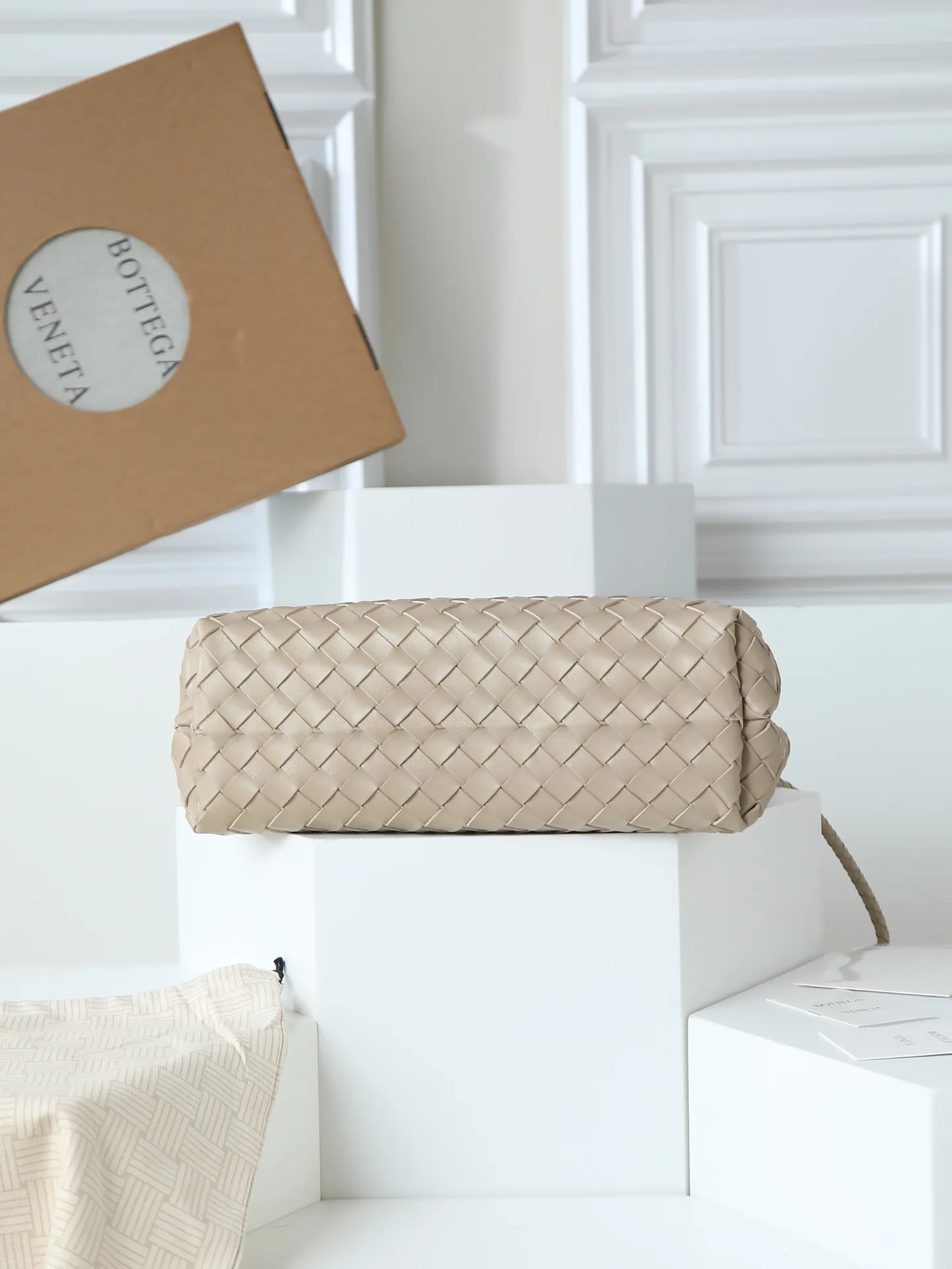 1550. Andiamo is shipping‼ ️Really popular🔥The new Andiamo woven handbag launched by Bottega Veneta this season is really popular all over the world! ! Celebrities at home and abroad have worn it, and Oscar-winning actress Michelle Yeoh has taken it out on the street. Song Jia, Trai Yala, Yu Feihong, Sanji Ayaka, Rosie Hunting-Whiteley, Yoshioka Riho, etc. have all worn this bag. It is classic and versatile and shows off your temperament, and the bag capacity is also large, which is very convenient for daily commuting! ! A variety of carrying methods, the shoulder straps can be adjusted by yourself, the original lambskin feels soft and delicate, and the unisex style breaks gender boundaries and brings a more practical and longer-lasting use experience. Andiamo, which has both elegant and casual styles, perfectly interprets the true appearance of "fashionable old money style". Style number: 766016 Size: 32*24*12
